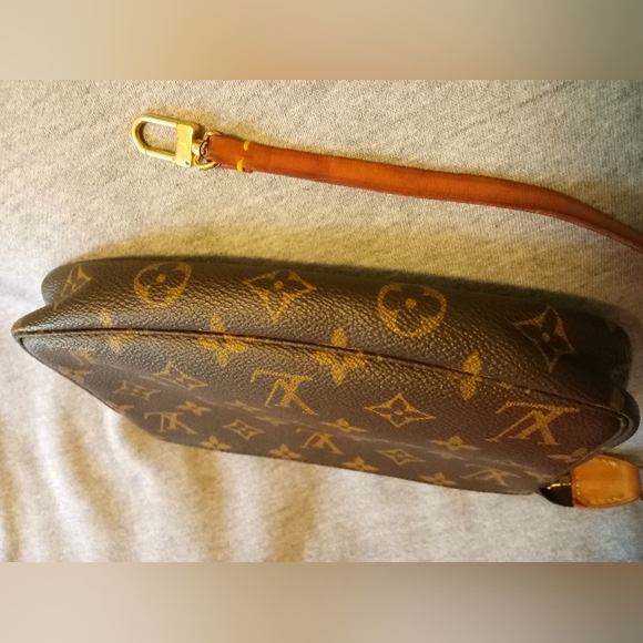 Louis Vuitton Pochette Monogram W/strap - Picture 5 of 13